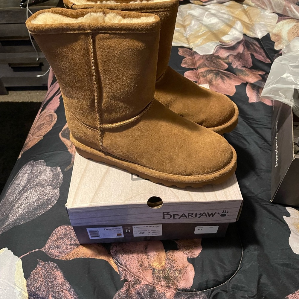 Kids size 6 bearpaws worn once !